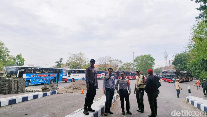 Polresta Sidoarjo dan stakeholder mengamankan arus bus tujuan Bali di Terminal Purabaya.