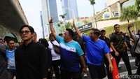 Pramono-Rano juga menyapa warga yang berolahraga di kawasan CFD, Jakarta. 