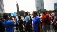 Pramono-Rano melakukan jalan santai di kawasan Bundaran Hotel Indonesia. 