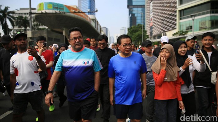 Cagub dan Cawagub DKI Jakarta Pramono Anung-Rano Karno berolahraga di CFD, Jakarta, Minggu (1/9/2024). Pramono-Rano juga menyapa warga yang berolahraga di bundaran HI.