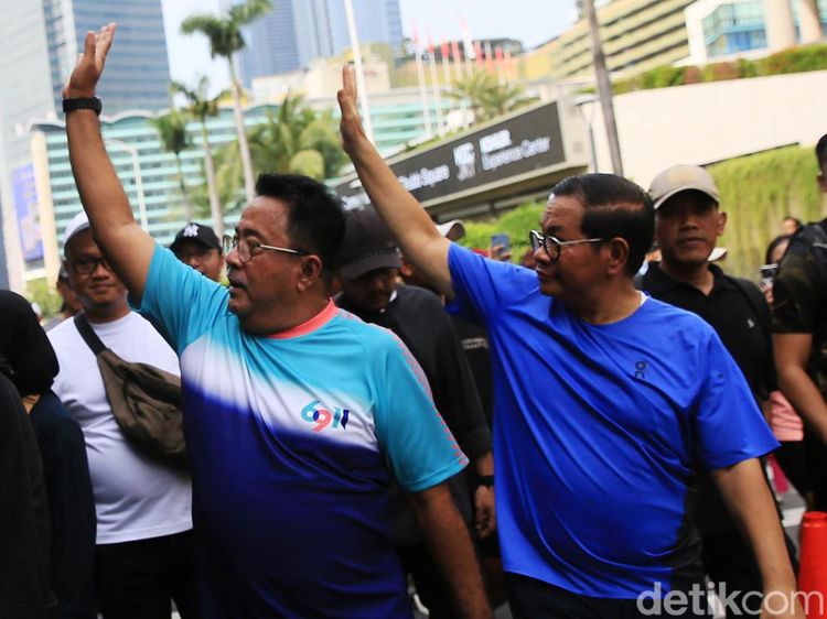Pramono-Rano Sapa Pengunjung CFD Jakarta