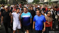 Pramono-Rano berolahraga di kawasan di car free day (CFD), Jakarta, Minggu (1/9/2024).
