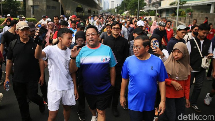 Pramono-Rano Sapa Pengunjung CFD Jakarta Cagub dan Cawagub DKI Jakarta Pramono Anung-Rano Karno berolahraga di CFD, Jakarta, Minggu (1/9/2024). Pramono-Rano juga menyapa warga yang berolahraga di bundaran HI.