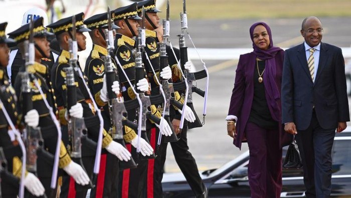 Presiden Zanzibar Hussein Ali Mwinyi (kanan) tiba di Bandara Internasional I Gusti Ngurah Rai, Badung, Bali, Sabtu (31/8/2024). Hussein Ali Mwinyi tiba untuk menghadiri High-Level Forum on Multi-Stakeholder Partnerships and Indonesia-Africa Forum II di Nusa Dua, Bali pada 1-3 September. ANTARA FOTO/Media Center IAF II-HLF MSC/Galih Pradipta/YU (ANTARA FOTO/GALIH PRADIPTA