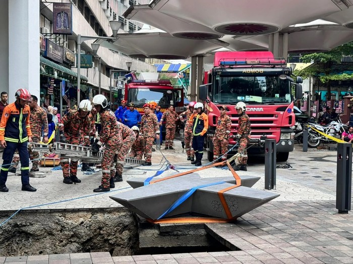 Proses pencarian korban jatuh ke sinkhole di Kuala Lumpur (AP Photo/Vincent Thian)