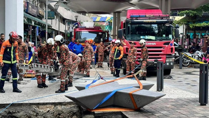 Proses pencarian korban jatuh ke sinkhole di Kuala Lumpur (AP Photo/Vincent Thian)