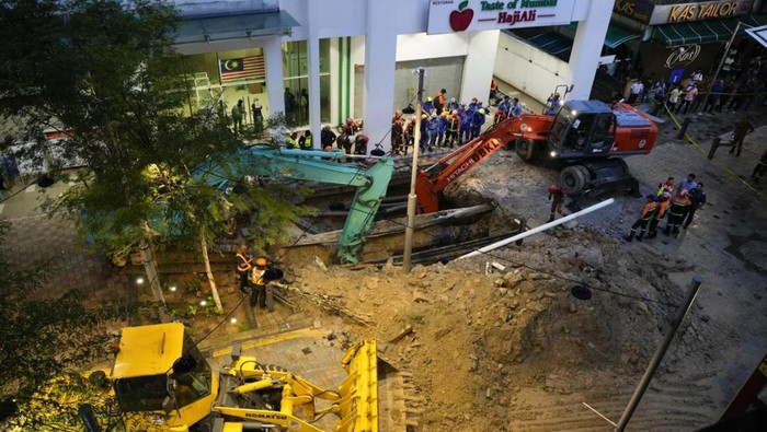 Proses pencarian korban jatuh ke sinkhole di Kuala Lumpur (AP Photo/Vincent Thian)