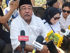 Ziarah ke Makam Babe Sabeni, Rano Kenang Celotehan soal Jadi Gubernur