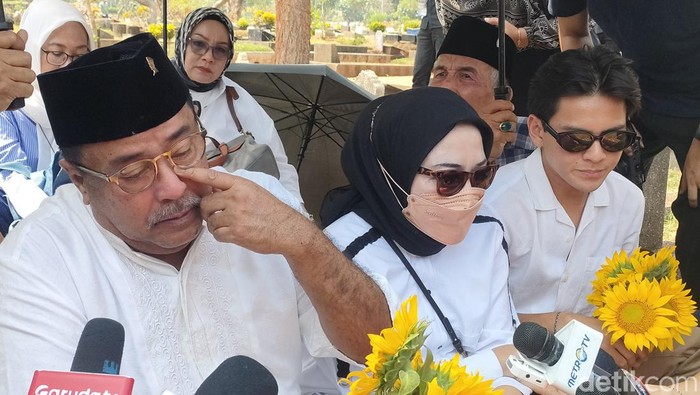 Rano Karno saat ziarah makam Benyamin Sueb di TPU Karet Bivak, Jakpus, Minggu (1/9/2024). (Dwi R/detikcom)