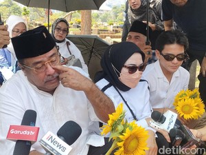 Tangis Rano Karno Pecah saat Ziarah Benyamin Sueb di TPU Karet Bivak