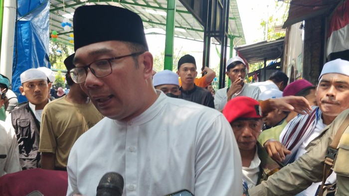 Ridwan Kamil di Makam Mbah Priuk (Fawdi/detikcom)