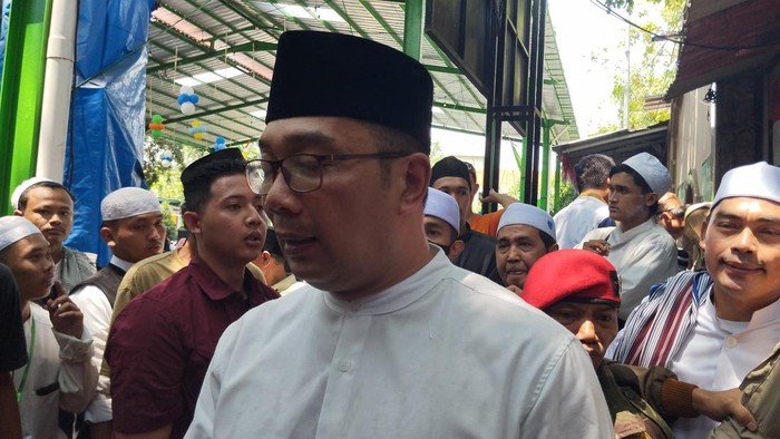 Ridwan Kamil di Makam Mbah Priuk (Fawdi/detikcom)