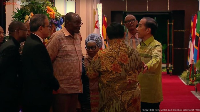 Saat Jokowi Ajak Prabowo Sapa Delegasi Berbagai Negara di Gala Dinner IAF (YouTube Setpres RI)