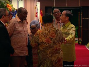 Saat Jokowi Ajak Prabowo Sapa Delegasi Berbagai Negara di Gala Dinner IAF