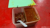 Dua jenis sambal jadi pelengkap. Jika mau yang pedas bisa mencoba sambal goreng. Sedangkan sambal kacangnya tidak begitu pedas. Foto: Detikcom / Atiqa Rana