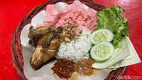 Ayam goreng digoreng sampai tingkat kematangan sempurna. Semakin enak dimakan dengan nasi uduk dan sambalnya. Foto: Detikcom / Atiqa Rana