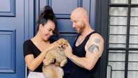 Melaney bersyukur benjolan di kepala sang suami bukanlah kanker, melainkan tumor jinak. Ia berharap setelah tumor dioperasi, maka kondisi suaminya kembali pulih. Foto: Instagram melaney_ricardo