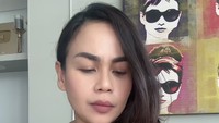 Wanita 43 tahun ini sering membagikan video-video kocak, termasuk ketika makan. Ia menikmati nasi bungkus dengan lauk ayam goreng dan sayur buncis yang bikin ngiler. Foto: Instagram melaney_ricardo