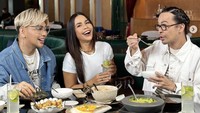 Bersama teman-teman artisnya, Caren Delano dan Dave Hendrik, Melaney terlihat menikmati momen manis bersama. Mereka menikmati aneka sajian di restoran cozy. Foto: Instagram melaney_ricardo