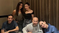 Di restoran privat, geng Menteri Ceria yang terdiri dari Ayu Dewi, Luna Maya, hingga Iwet Ramadhan putuskan makan bersama. Tampak ada suami Ayu Dewi juga di sana. Foto: Instagram melaney_ricardo