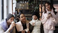 Ini momen keluarga Melaney dan Tyson saat liburan ke Melbourne. Mereka menikmati minuman hangat dan berpose manis bersama. Foto: Instagram melaney_ricardo