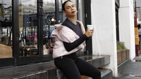 Tak lupa, presenter yang sukses menurunkan berat badan ini berpose dengan OOTD kece. Di tangannya ia memegang segelas hot chocolate. Foto: Instagram melaney_ricardo