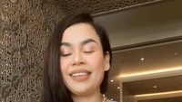 Saat sarapan di hotel, Melaney tim yang tidak mau rugi nih! Dia akan mencicipi berbagai menu makanan sampai benar-benar kenyang. Foto: Instagram melaney_ricardo