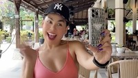 Bagikan konten kocak, Melaney bilang kalau di depan kamera influencer bisa saja makan sehat seperti buah saja. Namun setelahnya mereka tetap melahap makanan tinggi kalori. Foto: Instagram melaney_ricardo