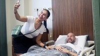 Menikah sejak 2010, Melaney Ricardo dan Tyson Lynch menghadapi pasang surut kehidupan bersama, termasuk ketika Tyson harus menjalani operasi tumor. Melaney selalu menemaninya. Foto: Instagram melaney_ricardo