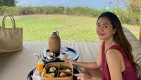 Foto lain dari Sherina menikmati liburannya di Bali. Ia menikmati aneka pastry dan menu sarapan lain sambil minum jus jeruk dan kopi. Foto: Instagram @sherinamunaf
