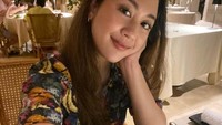 Pemeran film Petualangan Sherina ini juga sempat membagikan foto selfie saat kulineran. Ia tampak menikmati salad dengan keju burrata. Foto: Instagram @sherinamunaf