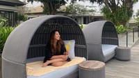 Sherina diketahui sering liburan ke Bali. Begini salah satu momennya ketika menikmati jus jeruk yang segar. Foto: Instagram @sherinamunaf