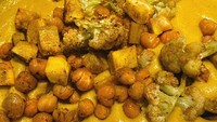 Makanan lain yang diunggah ke Instagram miliknya adalah olahan sup labu. Ia mencampurkan sup itu bersama chickpeas, tahu, dan kembang kol. Foto: Instagram @sherinamunaf