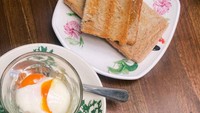 Ia juga pernah membagikan foto kopi yang tengah dinikmatinya. Sherina berada di sebuah kopitiam dan tampak menikmati kopi o, telur setengah matang, serta kaya toast. Foto: Instagram @sherinamunaf