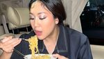 Sherina Munaf Suka Makan Indomie Goreng hingga Kulineran di Bali