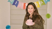 Momen seru Sherina saat beraktivitas kerap diunggah olehnya. Beberapa bulan lalu, ia berpose dengan kue ulang tahun yang sederhana. Foto: Instagram @sherinamunaf