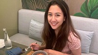Kalau ini momen Sherina menikmati makanan lezat di restoran Indonesia. Ia memesan nasi merah dengan lauk rica-rica dan sayur lodeh. Foto: Instagram @sherinamunaf