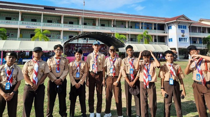 Siswa SMP dan SMK IDN Boarding School memberikan materi pelajaran kepada siswa-siswi di Thailand. Salah satu materi yang diberikan adalah Framework CSS.