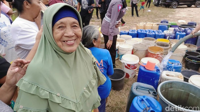 Sri warga Bandar Lampung yang kesulitan air bersih di wilayahnya.