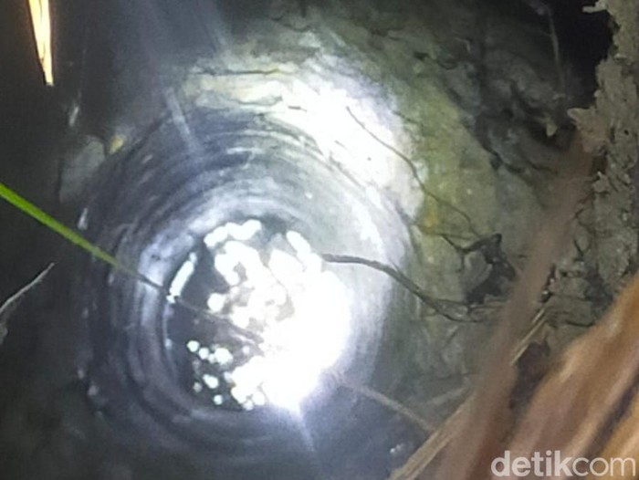 sumur bor di sumenep di desa batang-batang Laok, Kecamatan Batang-Batang, mengandung minyak tanah