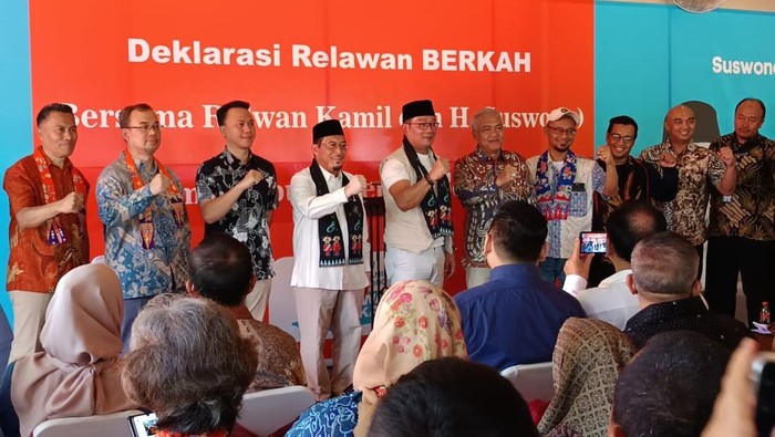 Suswono (tengah) mendampingi Ridwan Kamil dalam deklarasi Relawan Berkah (Devi Puspitasari/detikcom)