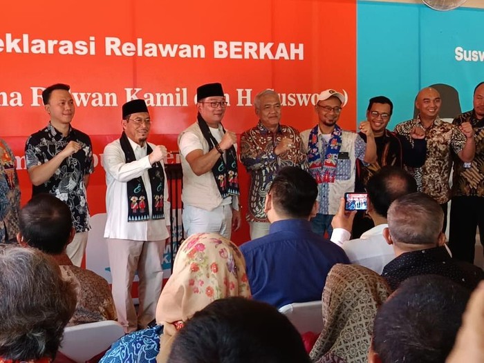 Suswono (tengah) mendampingi Ridwan Kamil dalam deklarasi Relawan Berkah (Devi Puspitasari/detikcom)