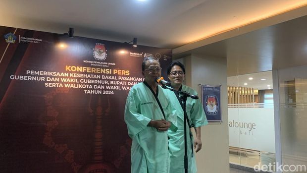 Wayan Koster-Giri Prasta seusai tes kesehatan di RSBM, Minggu (1/9/2024).