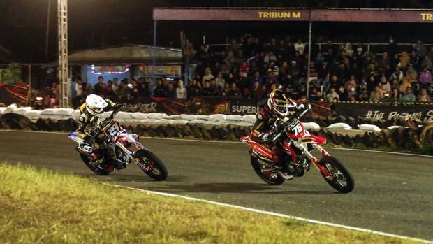 PUTARAN FINALPebalap Superchallange Supermoto Tommy Salim, memacu kendaraannya saat putaran final di sirkuit Boyolali, Sabtu (31/8). Tommy Salim memenangkan FFA 250 2024