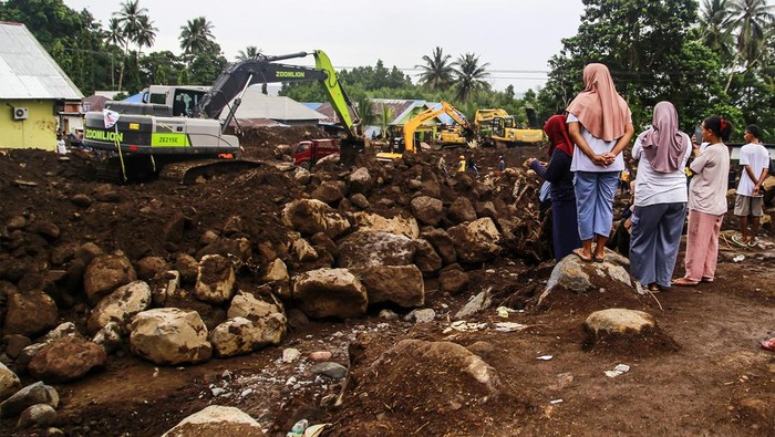 Sejumlah relawan bermain bersama anak-anak pengungsi korban banjir bandang saat terapi trauma healing di SMK Negeri 4 Kota Ternate, Maluku Utara, Minggu (1/9/2024).Trauma healing yang digelar oleh Relawan Trauma Healing tersebut guna memulihkan kondisi psikologis anak-anak dari trauma bencana banjir bandang yang terjadi di Kelurahan Rua pada Minggu (25/8).