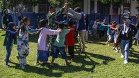Sejumlah relawan menggelar trauma healing di SMK Negeri 4 Kota Ternate, Maluku Utara, Minggu (1/9/2024).