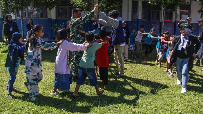 Trauma Healing untuk Kembalikan Keceriaan Anak-anak Korban Banjir di Ternate Sejumlah relawan bermain bersama anak-anak pengungsi korban banjir bandang saat terapi trauma healing di SMK Negeri 4 Kota Ternate, Maluku Utara, Minggu (1/9/2024).Trauma healing yang digelar oleh Relawan Trauma Healing tersebut guna memulihkan kondisi psikologis anak-anak dari trauma bencana banjir bandang yang terjadi di Kelurahan Rua pada Minggu (25/8).