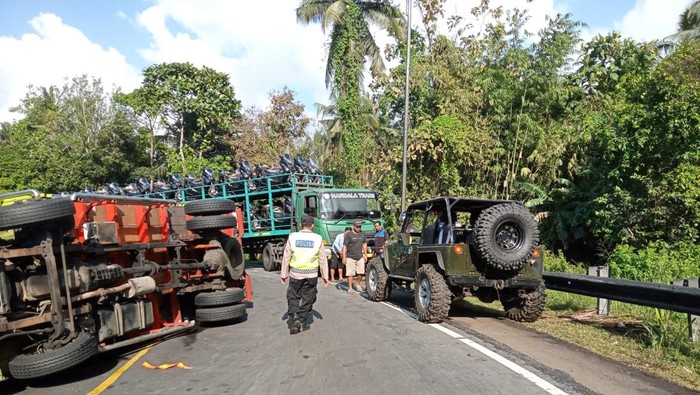 Truk terguling di Jalan Denpasar-Gilimanuk, tepatnya di tikungan Banjar Swastika, Desa Pangyangan, Kecamatan Pekutatan, Kabupaten Jembrana, Bali, Minggu (1/9/2024). (Foto: Dok. Polsek Pekutatan)
