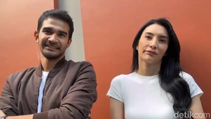 tyas mirasih dan suaminya saat ditemui di kawasan Transmedia.