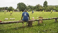 Selalu ada pelatih yang mengamati dari jauh.